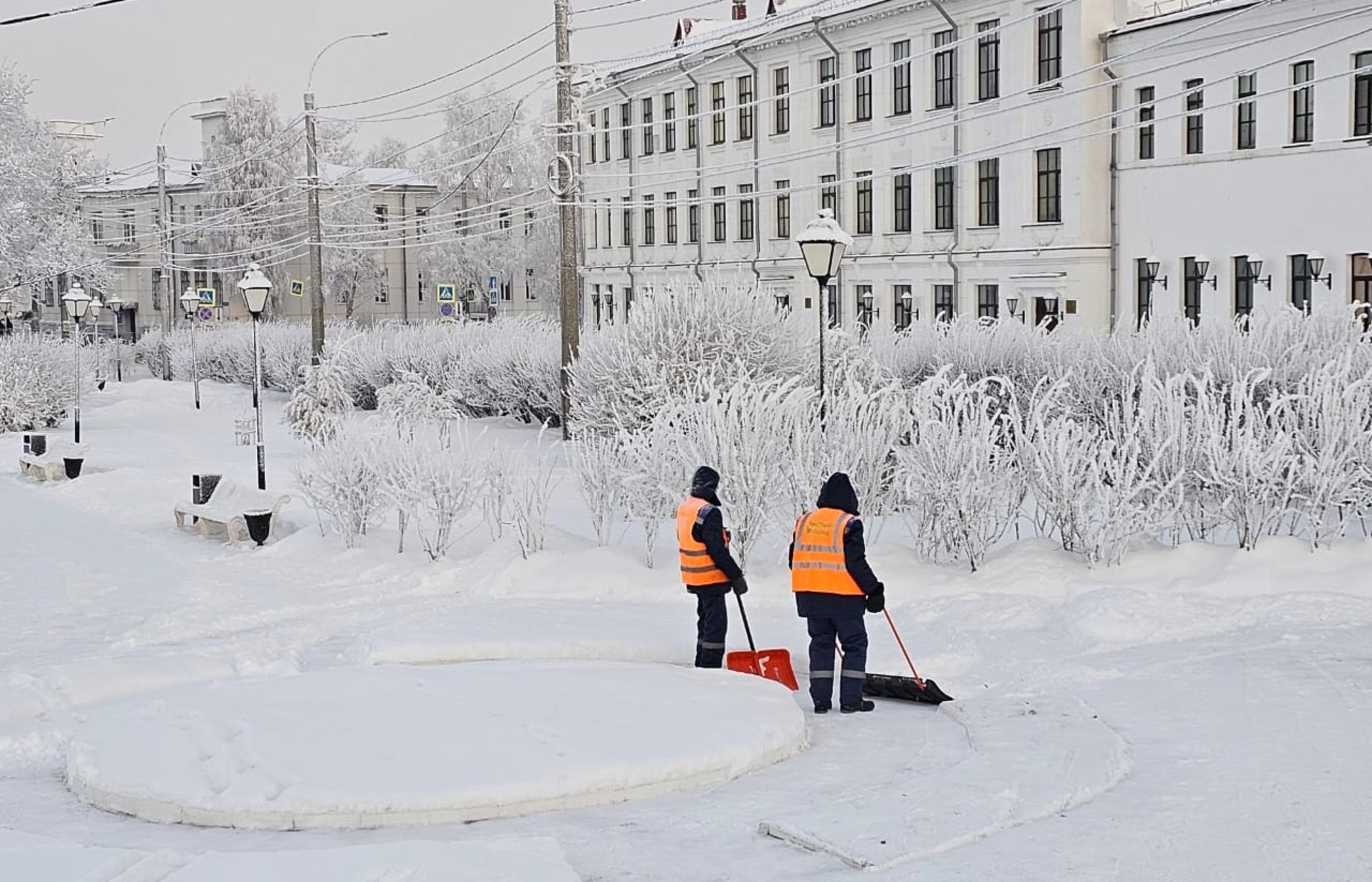 Уборка снега в Архангельске: сотрудники муниципальных предприятий работают  ежедневно